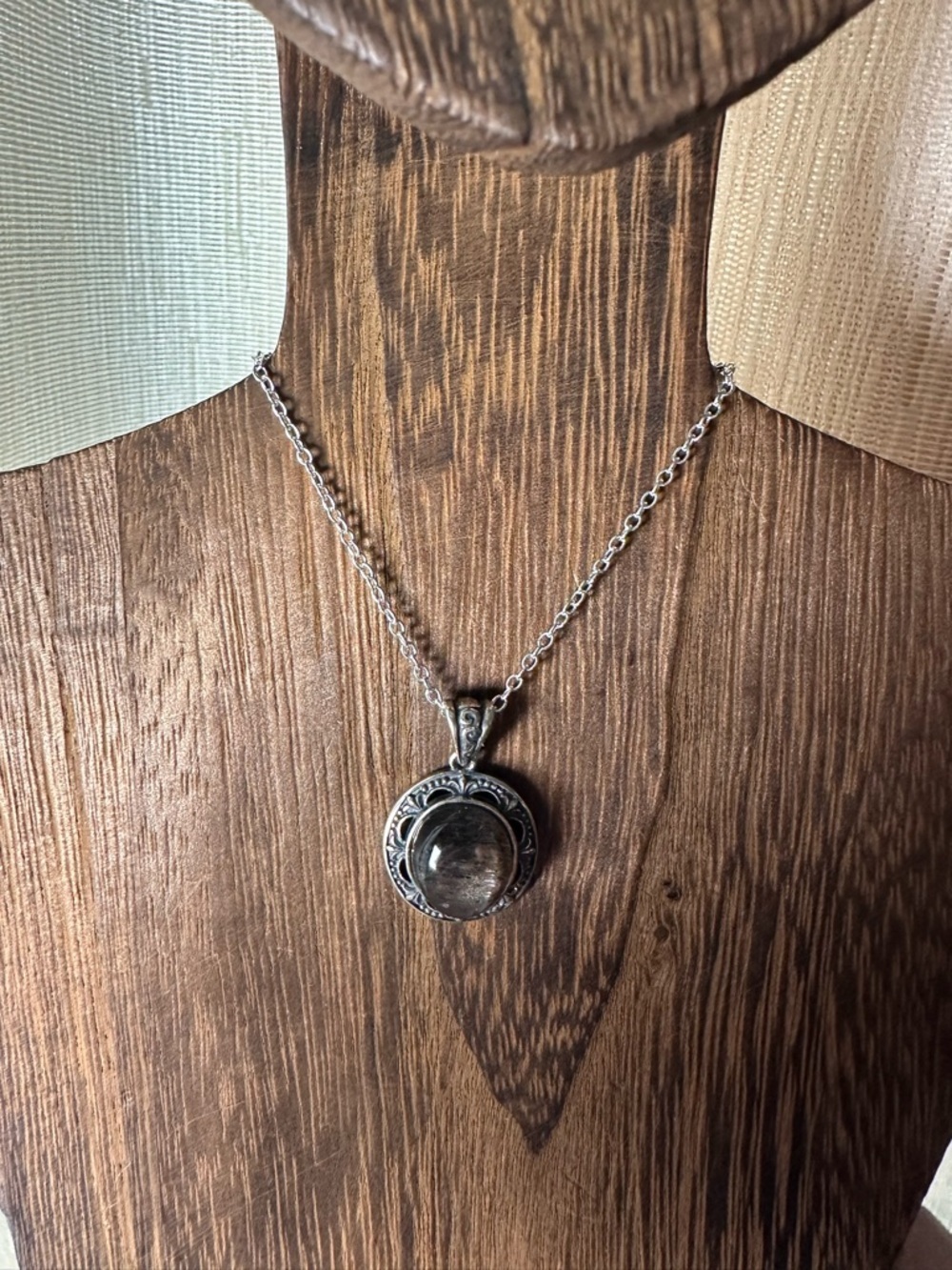 Sunstone and Silver Vintage Style Pendant Necklace on Silver Plated Chain - Picture 9 of 14